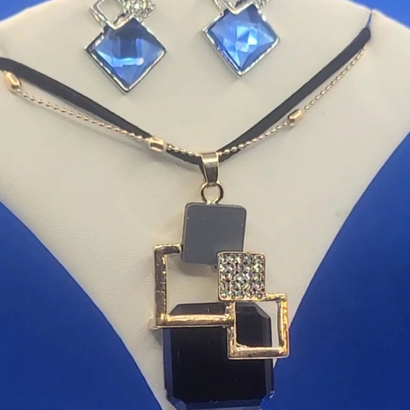 NWT Crystal Geometric Necklace & Earrings - Picture 6 of 10